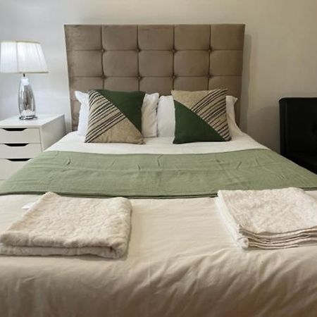 Ensuite With Kitchen Ext Large Room With Balcony In Zone 2 London Exterior photo