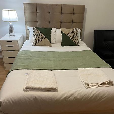 Ensuite With Kitchen Ext Large Room With Balcony In Zone 2 London Exterior photo