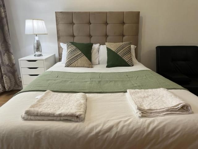 Ensuite With Kitchen Ext Large Room With Balcony In Zone 2 London Exterior photo