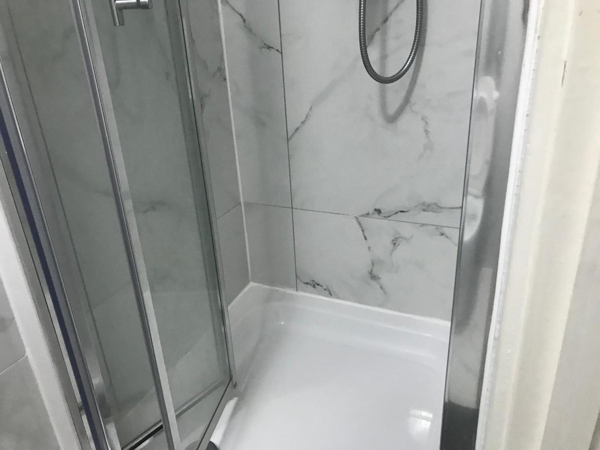 Ensuite With Kitchen Ext Large Room With Balcony In Zone 2 London Exterior photo