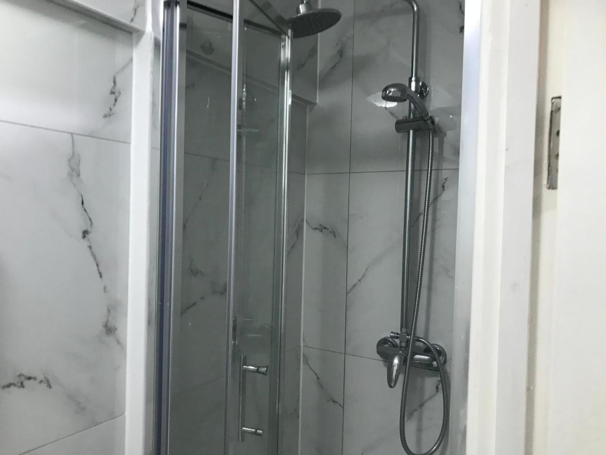 Ensuite With Kitchen Ext Large Room With Balcony In Zone 2 London Exterior photo
