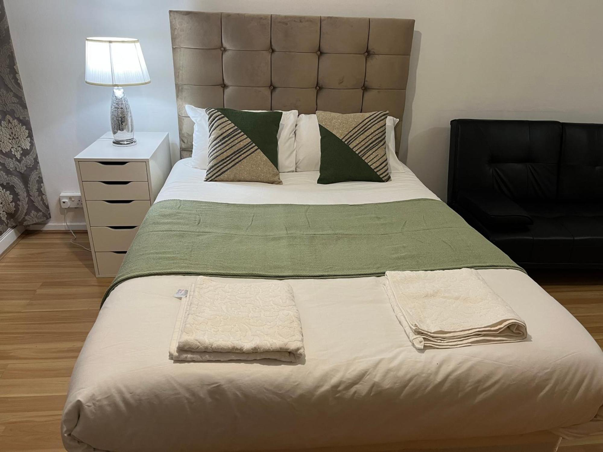 Ensuite With Kitchen Ext Large Room With Balcony In Zone 2 London Exterior photo